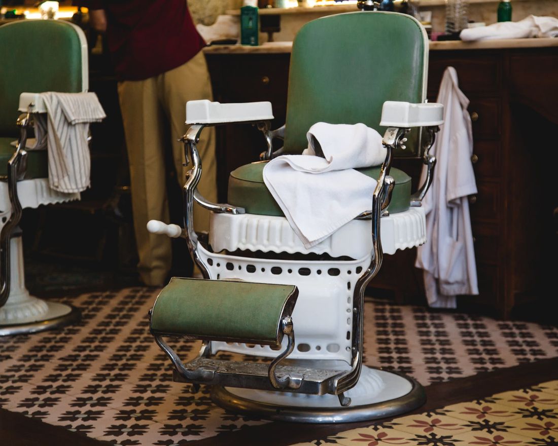 The same interior today, with green upholstered chairs under the mirrors.